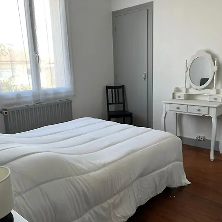 2 Etoiles A Royan, 500m De La Plage, Jardinet Privatif, 4 Couchages, Quartier Calme - Fr-1-539-52 Apartment