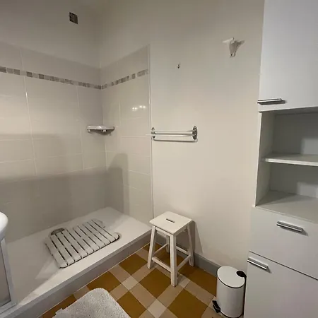 2 Etoiles A Royan, 500m De La Plage, Jardinet Privatif, 4 Couchages, Quartier Calme - Fr-1-539-52 * Royan
